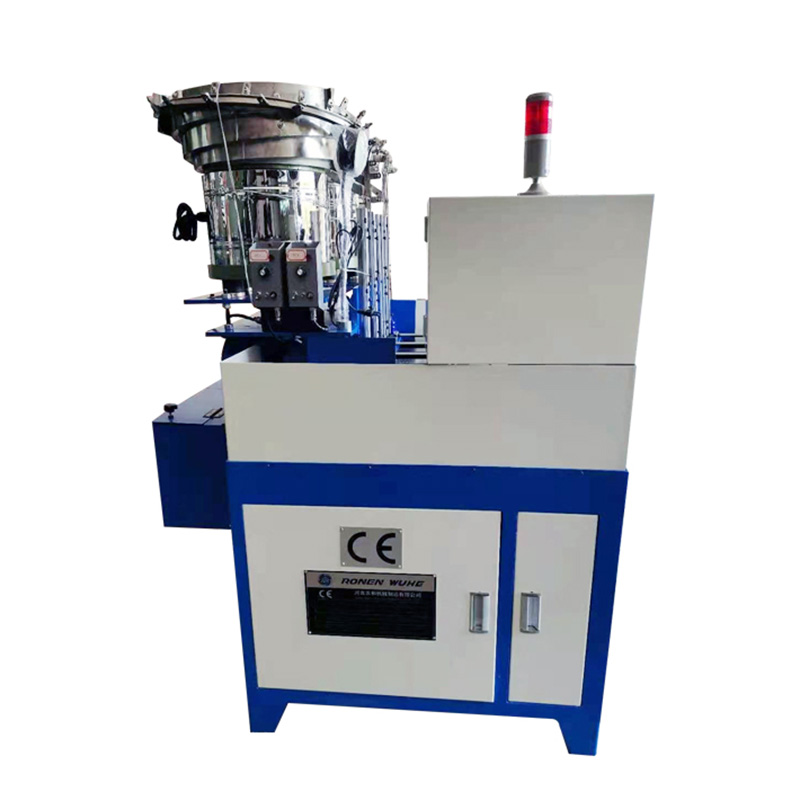 Štvorvretenový stroj na závitovanie matíc